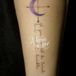 紫色の三日月|レタリングタトゥー