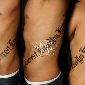 脇腹のレタリングタトゥー