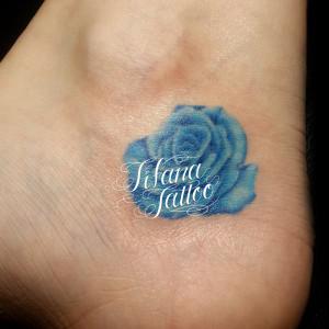 青いバラのガールズタトゥー