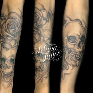 スカルとバラのタトゥー