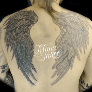 シンメトリーな翼|羽のタトゥー