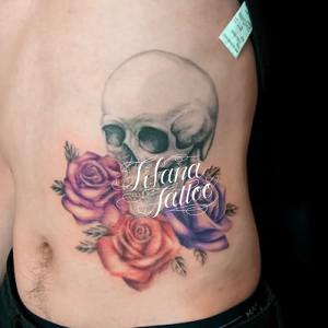 スカルと薔薇のタトゥー