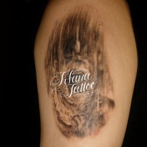 叫ぶ人のタトゥー