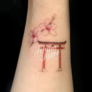 鳥居と桜のタトゥー