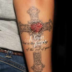 クロスのタトゥー