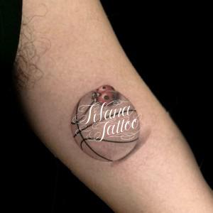 バスケットボールとてんとう虫のタトゥー