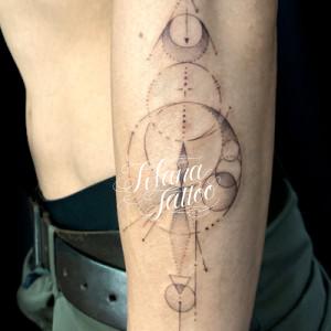 極細ラインのジオメトリック・タトゥー