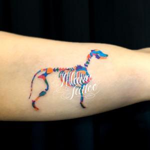 カラフルな骨のタトゥー