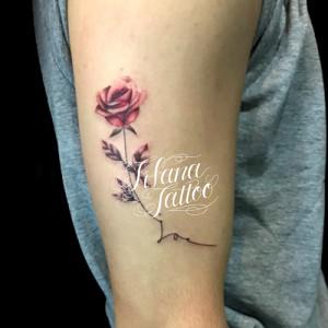 赤い薔薇のタトゥー