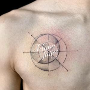 ジオメトリックな月のタトゥー