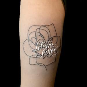 薔薇のライン・アート・タトゥー