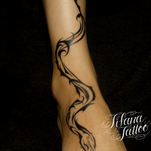 蛇のトライバルタトゥー