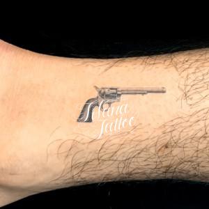 ピストルのファインラインタトゥー