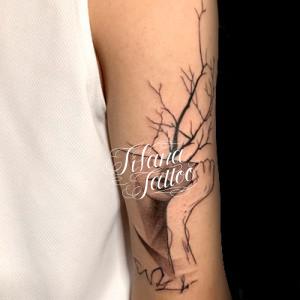 女性|樹木のタトゥー