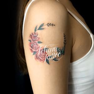 薔薇と蝶で月のガールズタトゥー