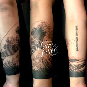 手首に巻いた波のタトゥー