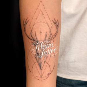 鹿のジオメトリックタトゥー