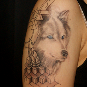 愛犬と立体的な図形のタトゥー