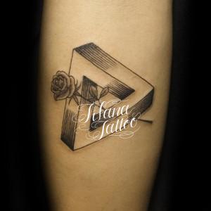 図形と薔薇のタトゥー