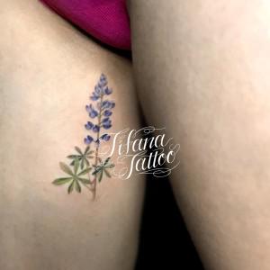 ラベンダーのガールズタトゥー