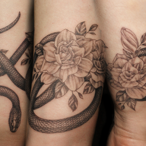 蛇と植物のタトゥー