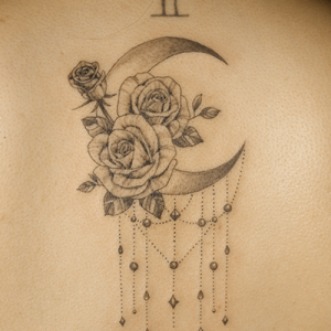 月|薔薇のオーナメントタトゥー
