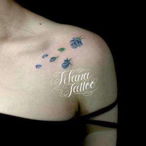 青い薔薇のガールズタトゥー