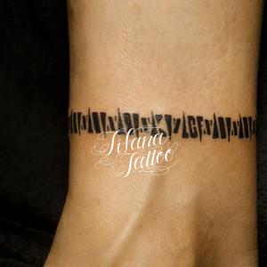 図形のようなレタリングタトゥー