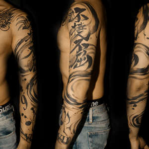 水墨画調の龍のタトゥー