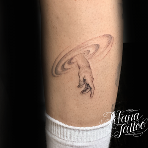 水面から飛び出す手のタトゥー