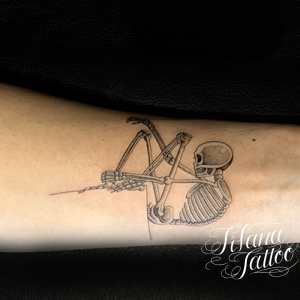 俯いたスカルのタトゥー