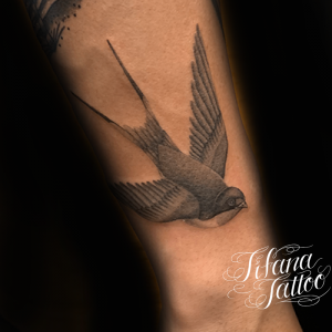 ツバメのファインラインタトゥー