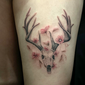 鹿の骨と花のタトゥー