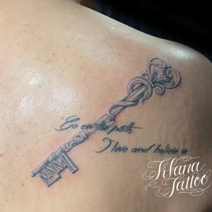 鍵のファインラインタトゥー