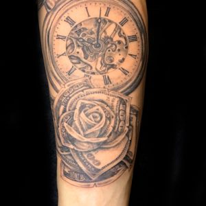 懐中時計とマネーローズのタトゥー