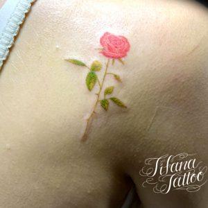 ピンク色のバラのタトゥー