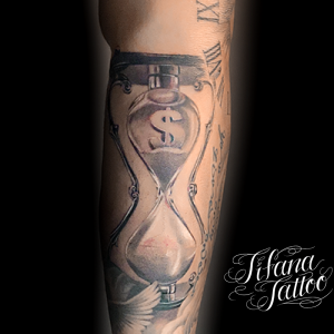 砂時計のタトゥー