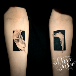 シンメトリーなファインライン ・タトゥー