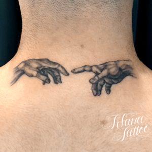 手のタトゥー