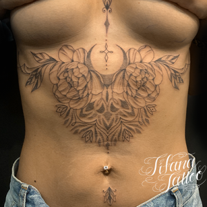 シンメトリーなボタニカルタトゥー