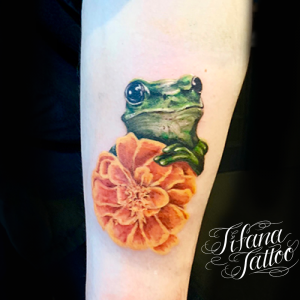 蛙とマリーゴールドのファインライン ・タトゥー
