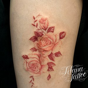 淡い赤色のバラのタトゥー