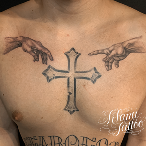 クロスと手のタトゥー