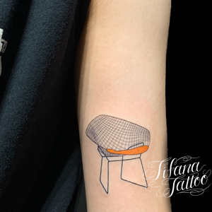 椅子のファインライン・タトゥー