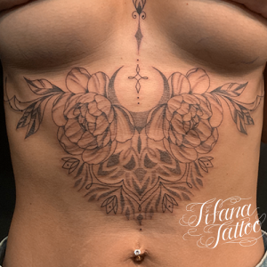 シンメトリーなボタニカル・タトゥー