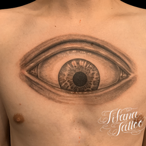 巨大な目のタトゥー