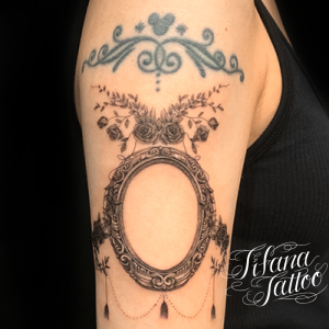 額縁とオーナメントのファインライン ・タトゥー