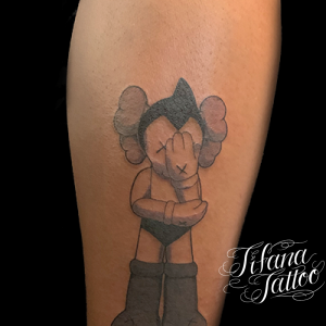 カウズとアトムのコラボタトゥー