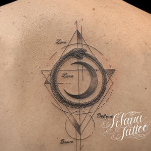 月|ウロボロスのジオメトリック・タトゥー