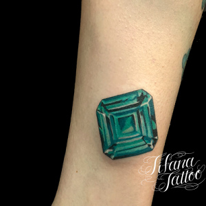 緑色の宝石のタトゥー